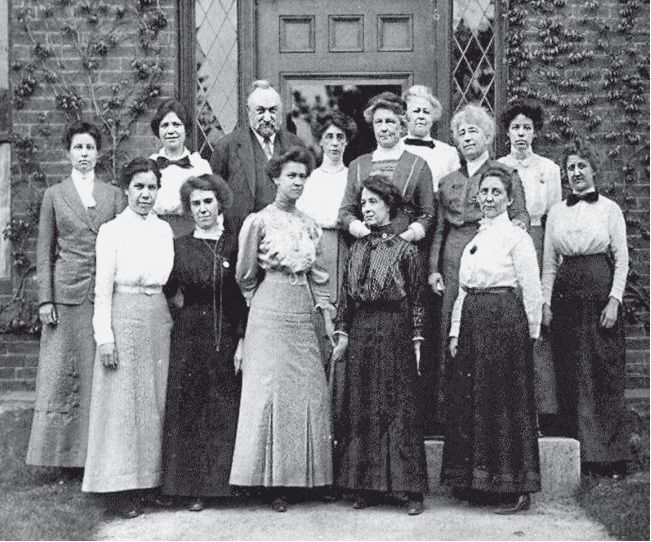 13 мая 1913 года. Эдвард Чарльз Пикеринг (в верхнем ряду) и «живые компьютеры Гарварда». Вильямина Флеминг – третья слева в первом ряду, Генриетта Ливитт стоит справа от Пикеринга.